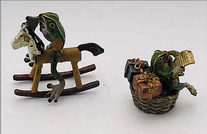 WIENER BRONZE: FROSCH AUF SCHAUKELPFERD UND FROSCH MIT GESCHENKEKORB, LEBENDIGE DARSTELLUNG, BT. STAFFIERT, 1 X MONOGR. FRANZ ...