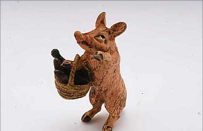 WIENER BRONZE: SCHWEIN MIT EINKAUFSKORB, LEBENDIGE DARSTELLUNG, BT. STAFFIERT, MONOGR. FRANZ BERMANN, WIEN, H CA. 4 CM