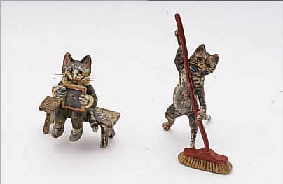 WIENER BRONZEN: KATZE MIT BESEN UND KATZE ALS SCHULKIND, VOLLPLASTISCHE DARSTELLUNG, BT. STAFFIERT, MONOGR. FRANZ BERMANN, WIEN, H CA. 4 BZW. ...