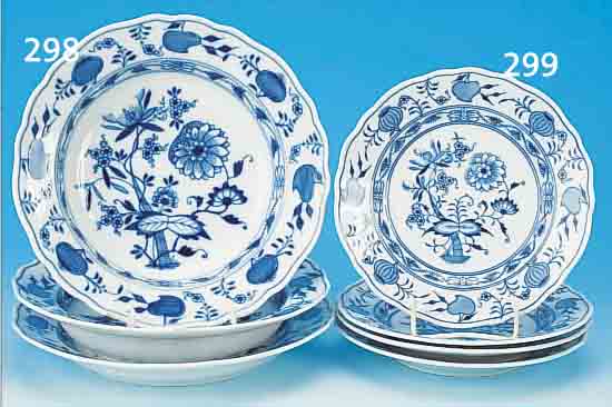 EIN FLACHER UND ZWEI TIEFE TELLER, MEISSEN, UM 1880, PORZELLAN, BLAUES ZWIEBELMUSTER, MIN. BEST., D. JE CA. 24 BZW. 23 CM