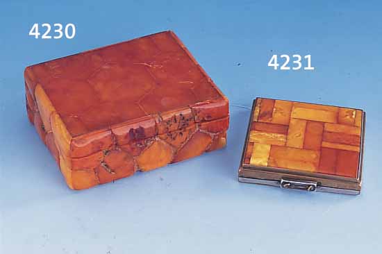 PUDERDOSE, KöNIGSBERG UM 1936/39, KORPUS METALL, DECKEL MIT SCHöNEM BERNSTEIN- MOSAIK, INNENSPIEGEL FEHLT, GEBR.-SP., CA. 7.2 X 7.2 ...