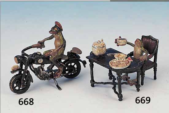 WIENER BRONZE, NACH 1950, 3.5 X 5 X 5 CM, BEMALT, FROSCH AM TISCH SITZEND