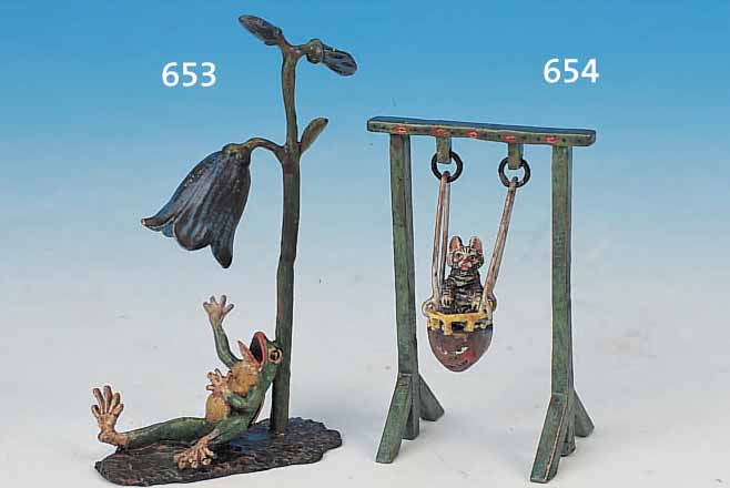 WIENER BRONZE, NACH 1950, H. 9 CM, FROSCH UNTER BLUMEN SITZEND