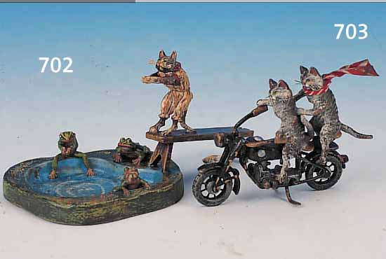 WIENER BRONZE, NACH 1950, 6 X 6 CM ZWEI KATZEN AUF MOTORRAD