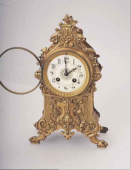 PENDULE, FRANKREICH UM 1880, MESSING HALB- RELIEFIERT, TATZENFüßE, EMAILBL., OBERH. LöWENKOPFDARST., SEITL. RANKENDEKOR, 8-TAGE- WERK M. ...