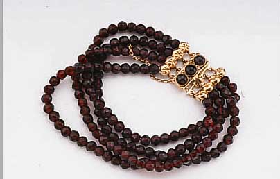 ARMBAND MIT GRANATEN, 4-REIHIG, DEUTSCH/BöHMEN UM 1850, GRANATE VON GUTER QUAL. UND FARBE, SCHLIEßE GG/ROSE-G 585/000 GEPR., ...