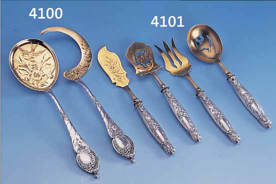 4-TEILIGES PETIT-FOURS-VORLEGEBESTECK, FRANKREICH UM 1900, GRIFFE SILBER, GEBR.-TEILEMETALL VERGOLDET, ABSTRAKT FLORALER DEKOR, IN ORIG. ETUI, ...