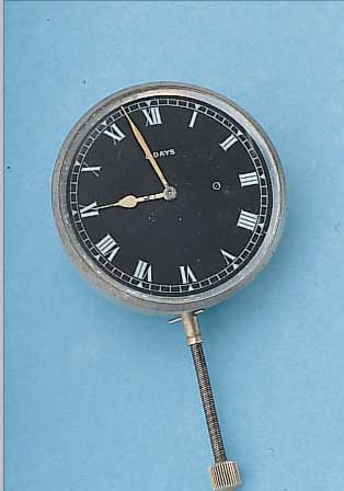 LE COULTRE & CIE EINBAUBORDUHR MIT 8-TAGEWERK, ALUMINIUMGEH., SCHW. KONTRASTZIFFERBL., AUFZUG U. ZEIGERST. üBER BIEGSAME WELLE AUßEN 6, ...
