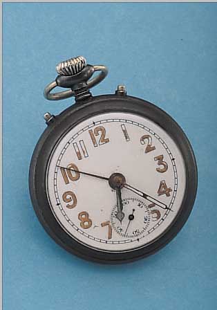 JUNGHANS TASCHENWECKER, DEUTSCHLAND UM 1928,METALL BRüN., AUFSTELLB., EMAILBL., KAL. 7R, GEH.- U. WECKWERK 1 FEDERHAUS, AKUSTIK AUF ...