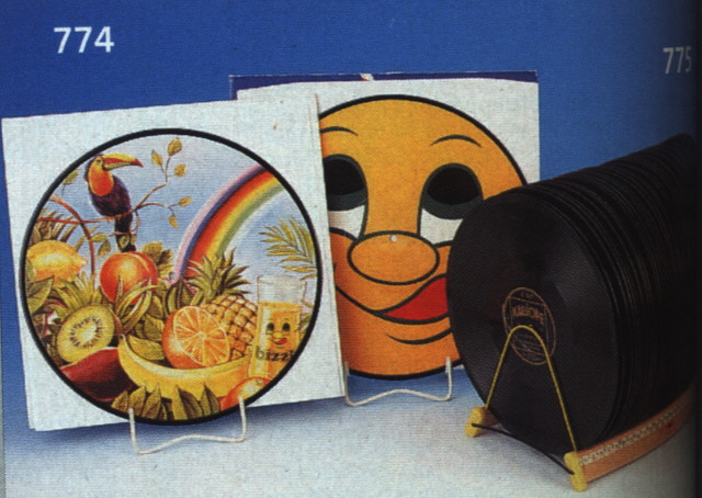 TISCHGRAMMOPHON MIT CA.90 PLATTEN, DEUTSCH, 30-50ER JAHRE, HOLZGEHäUSE, 30 X 41 X 41 CM, PLATTEN: U.A. ALLE VöGLEIN SIND SCHON DA, ...