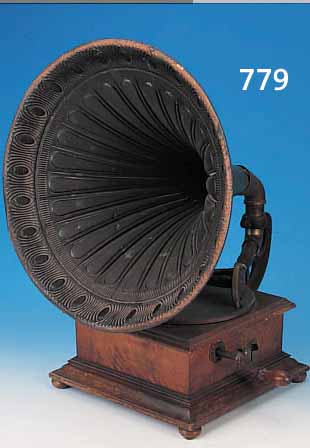 TRICHTERGRAMMOPHON, UM 1920, HOLZGEHäUSE, METALLTRICHTER, 65 X 34 X 34 CM KORRODIERT UND FARBABBLäTTERUNGEN, ...