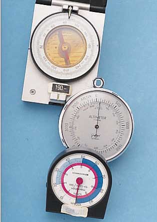REISE-WANDERMESSGERäTE-KONVOLUT: IN GEH. QUALITäT, 1X ALTIMETER (HöHENMESSER U. BARO- METER VON GISCHARD), 1X AUTODREHKOMPAß, 1X ...