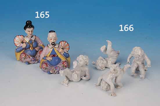 PAAR WACKELPAGODEN, VOLKSTEDT, 20. JH., PORZELLAN, H. 12 CM, BUNT BEMALT, ASIATE UND ASIATIN, BEMALT, MIT GOLDSTAFFAGE, DEKORATIV