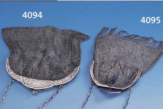 ABENDTASCHE, ALPACCA, DEUTSCH UM 1925, DRüCKER UND KLEINE SCHNALLE KOBALTBLAU EMAIL- LIERT, KETTENMASCHEN UND KETTENABHäNGUNGEN (2 ...