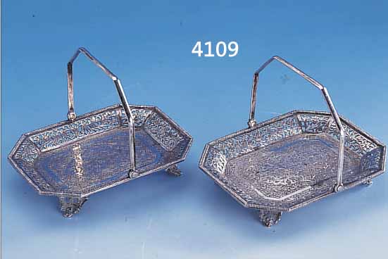 2 HENKELANBIETSCHALEN, PERSIEN ISFAHAN UM 1910/20, REICH ZISELIERT, RAND MIT SäGEAR- BEIT, HENKEL UMKLAPPBAR, TYPISCHE ORNAMENTIK MIT BLüTEN ...