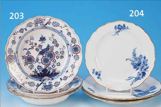 DREI TELLER, MEISSEN, UM 1890, , PORZELLAN, D. 23 CM, FELS UND VOGEL, UNTERGLASUR- BEMALUNG IN BLAU, ROT UND GOLDEN GEHöHT, ALLE DREI ...
