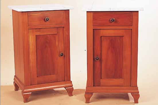 PAAR NACHTSCHRäNKCHEN, DEUTSCH, UM 1900/20, KIRSCHBAUM MASSIV, HELLE MARMORPLATTEN, L. ALTERSSPUREN