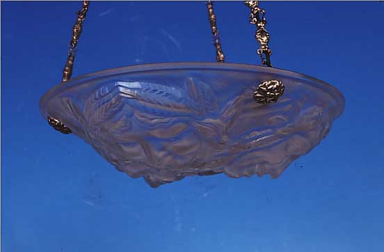 DECKENLAMPE, FRANKREICH, 20ER JAHRE, SIGN. NOVERDY, FARBLOSES RELIEFIERTES GLAS, TEILMATTIERT, DEKOR VON DREI ...
