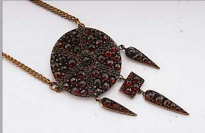 COLLIER MIT GRANATEN, UM 1880/90, ÖSTERREICH, METALL VERGOLDET, KETTCHEN SEK., L. CA. 36 CM, RüCKS. REP.-STELLEN