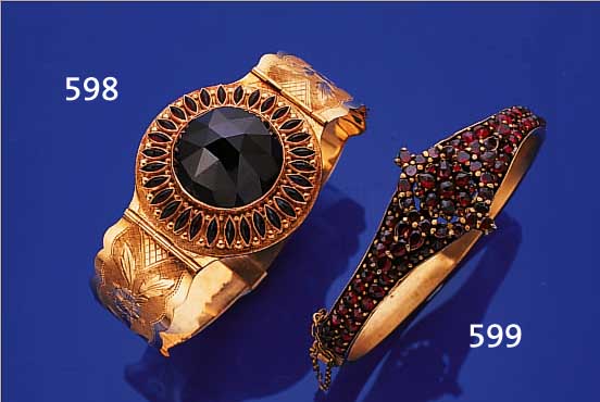 ARMREIF MIT GRANATEN, METALL VERGOLDET, BöHMEN UM 1900, GRANATE VON GUTER FARBE, REP.-STELLE NICHT STöREND, 6 X 5.5 CM, ...