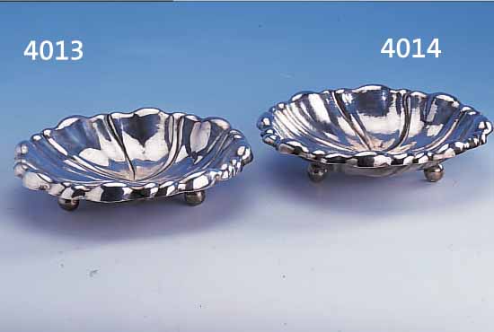 ANBIETSCHALE, RUMäNIEN 30/40ER JAHRE, 800ER SILBER, TREIBARBEIT, 3 KUGELFüßE, STIL. BLüTENFORM, D CA. 25 CM, CA. 435 G, QUALI- ...