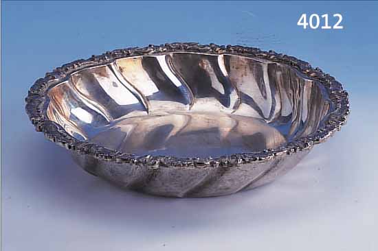 ANBIETSCHALE, RUMäNIEN 30ER JAHRE, 800ER SILBER, CA. 800 G, D CA. 27 CM, RAND ABSTRAKT FLORAL VERZIERT, H CA. 5.5 CM