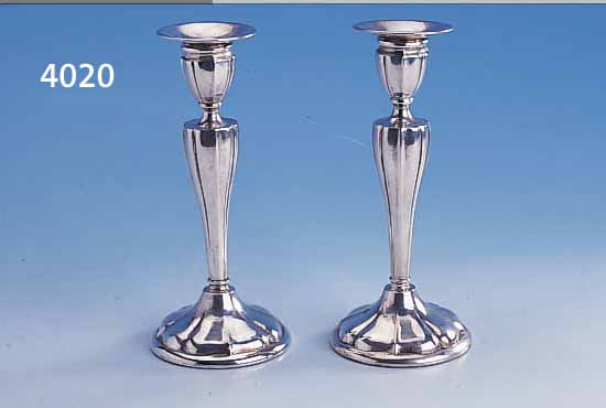 KERZENLEUCHTERPAAR, DEUTSCH 800ER SILBER, MEISTERMARKE GRIMMINGER, FUß GEFüLLT, H CA. 17 CM, TüLLEN ABNEHMBAR, BAROCKISERENDER DEKOR