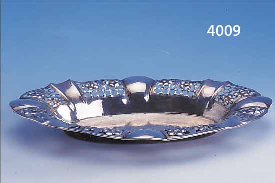 ANBIETSCHALE RUMäNIEN 30/40ER JAHRE, 800ER SILBER, RAND MIT FLORALER DURCHBRUCH- ARBEIT, MEISTERMARKE AG - UNGEDEUTET, CA. 4.5 X 38 X 22 ...