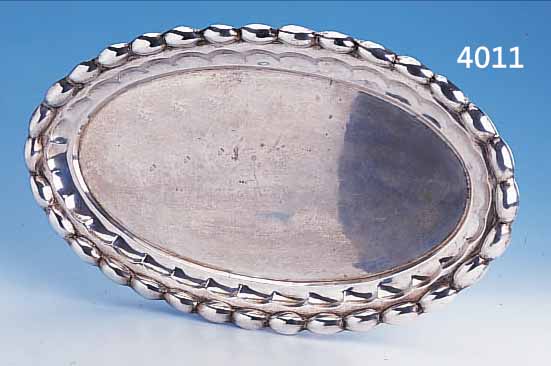 OVALES TABLETT, RUMäNIEN 30ER JAHRE, SILBER, GEPRüFT, CA. 650 G, CA. 44 X 26 CM, RAND GEBUCKELT, GEBR.-SP., PASSEND ZU KAT.- NR. 10-4010