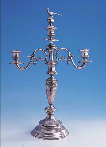 KERZENLEUCHTER, ÖSTERREICH UM 1880/90, 800ER SILBER, FLORALER DEKOR, FREI GRAVIERT, SOLITäR-LEUCHTER MIT ABNEHMBAREM AUFSATZ MIT 3 ...