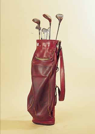 GOLFSET, ENGLAND, 1. HäLFTE 20. JH., ROTE TASCHE, 3 DRIVER UND 7 SCHLäGER, KORRODIERT, BESCH.