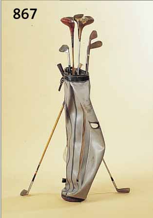 GOLFSET, ENGLAND, 1. HäLFTE 20. JH., GRAUE TASCHE, 4 DRIVER UND 5 SCHLäGER, KORRODIERT, BESCH.