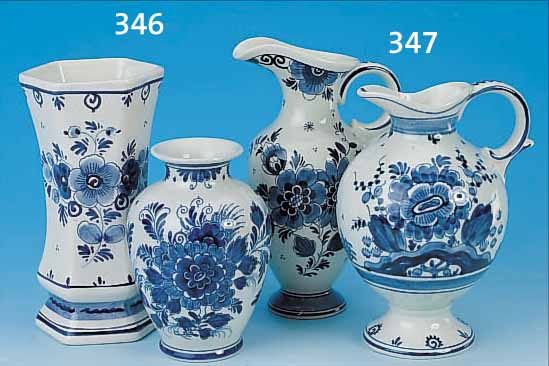 ZWEI KRüGE, DELFT, 20. JH., FAYENCE, H. 20/21 CM, EINE KANNE AM STANDRING BEST.