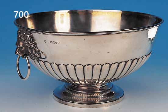 ANBIETSCHALE, ENGLAND, LONDON, UM 1876-77, 925ER STERLING SILBER, TREIBARBEIT, RINGHENKELIN LöWENKöPFEN, LEICHTERE GEBR.-SPUREN, H. CA.15,5 CM, ...