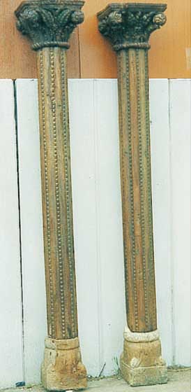 PAAR SäULEN, INDIEN, UM 1800, HOLZ GESCHNITZT MIT SANDSTEINBASEN, RESTE ALTER FASSUNG, H. CA. 220 CM