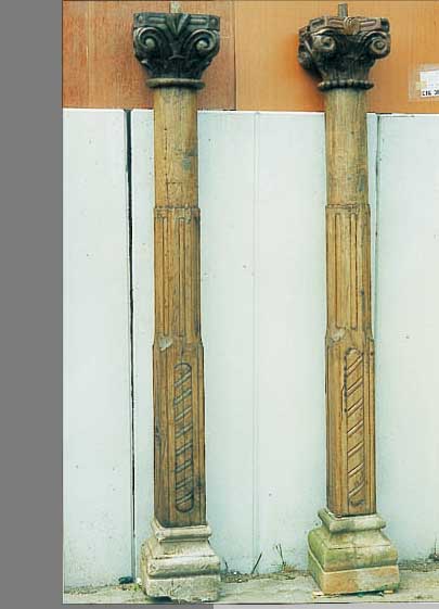PAAR SäULEN, INDIEN, UM 1800, HOLZ GESCHNITZT MIT SANDSTEINBASEN, RESTE ALTER FASSUNG, H. CA. 220 CM, HOLZ ...