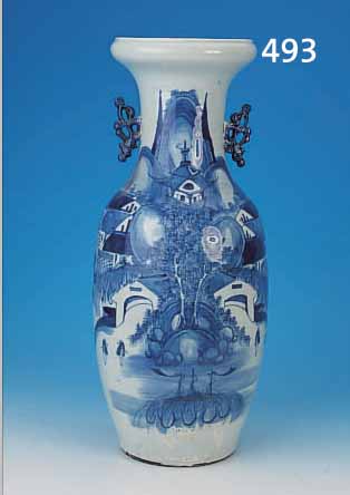 VASE, CHINA, UM 1915-25, PORZELLAN, BLAUE LANDSCHAFTSDARSTELLUNG MIT PERSONEN, ANGEDEU- TETE HENKEL, H. CA. 59.5 CM