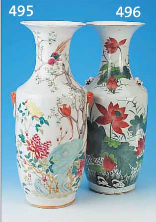 VASE, CHINA, UM 1920-30, PORZELLAN, BUNT BEMALT MIT BLUMEN, RüCKSEITIG SCHRIFT- ZEICHEN, ZWEI ANGEDEUTETE HENKEL, H. CA. 58 CM