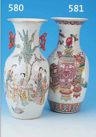 VASE, CHINA, UM 1920-25, PORZELLAN, BUNT BEMALT IM STIL DER FAMILLE ROSE, DAMEN MIT KINDERN IM GARTEN, H. CA. 42.5 CM