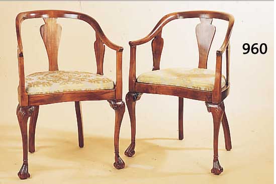 PAAR ARMLEHNSTüHLE, ENGLAND, UM 1900, BUCHE MASSIV, POLSTERUNG UND BEZUG ERNEUERT, REST.