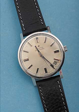 ZENITH HERRENARMBANDUHR AUTOMATIK, SCHWEIZ UM 1965, EDELST., BODEN GESCHR., DATUM ZWI- SCHEN 4 U. 5, VERS. BLATT L. FL., ZENTRALRO- TOR, 25 ST., ...