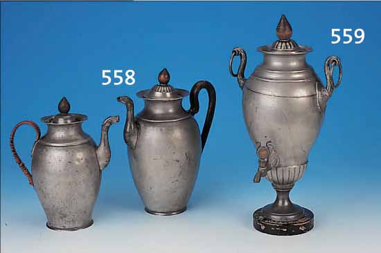DRöPPELMINNA, WOHL DEUTSCH, UM 1830, ZINN, H. 43 CM, ALTER DECKEL JEDOCH NICHT DAZUGEHöRIG, L. VERBEULT, AUF, HOLZSOCKEL