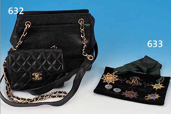 ZWEI HANDTASCHEN, FA. CHANEL, VERM. 80ER JAHRE, LEDER, 14 X 18 CM UND 21 X 22 CM, GUT ERHALTEN