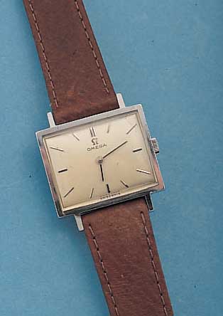 OMEGA HERRENARMBANDUHR, REF.-NR. 111/001, SCHWEIZ UM 1967, EDELST., BODEN GEDR., VERS. BLATT, AUFGES. WG-STD.-ZEICHEN, RUNDANKERW., ROTVERG., 17 ...