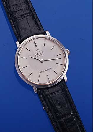 OMEGA HERRENARMBANDUHR QUARTZ CONSTELLATION, REF.-NR. 1910032, EDELST., BODEN GEDR., MINERALFLACHGL., ORIG.-BLATT, ZUM RAND ZU FL., KAL. ...
