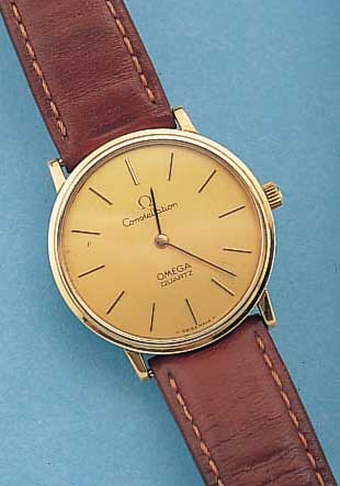 OMEGA HERRENARMBANDUHR CONSTELLATION QUARTZ, SCHWEIZ UM 1976, METALL HARTVERG., EDELST.- BODEN GEDR., MATT VERG. BLATT, MINERALFLACH- GL., KAL. ...