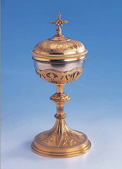 MEßKELCH MIT DECKEL, FRANKREICH UM 1900/10, GOTISIEREND MIT JUGENDSTILELEMENTEN, CUPPA 950ER SILBER MEISTERMARKE UNGEDEUTET, FUß UND ...