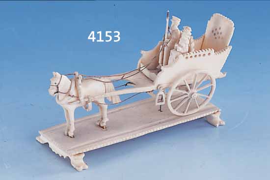 MINIATUR-KUTSCHE, BEIN, NIEDERLANDE UM 1860/70, FEIN AUSGEARBEITET, SAMMELWüRDIG, MSUEAL, AUF SOCKEL, DEKORATIV, CA. 6 X 10.5 X 4 CM