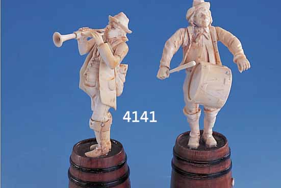 2 ELFENBEINFIGUREN, DEUTSCH ERBACH UM 1900/10,ELFENBEIN, TROMMLER UND TROMPETER, BESCH., GEKLEBT, FEIN GESCHNITZT, AUS BUCHENTONNE, SAMMELW., ...
