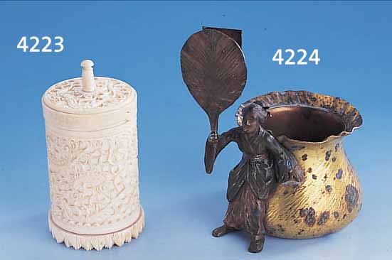 PINSELBECHER MIT ABSCHRAUBBAREM DECKEL, CHINA UM 1900, ELFENBEIN, GEDRECHSELT, AUFWEND. GESCHNITZTE WANDUNG MIT WINDDRACHEN, DECKEL ...